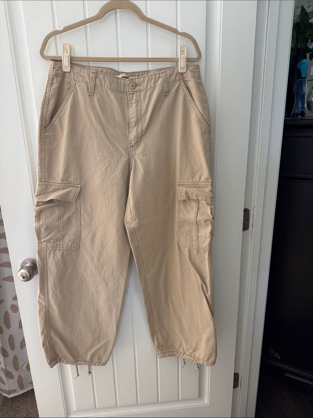Levi’s Women’s Cargo Pants in Khaki - Drawcord Hem Utility Style